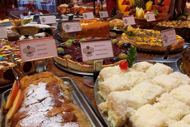 Balcão de padaria italiana pastelaria tradicional siciliana produtos  frescos e saborosos